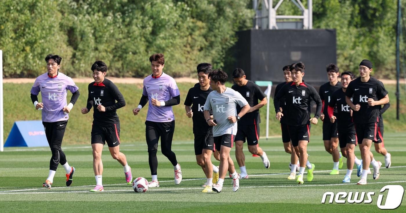 2023 아시아축구연맹(AFC) 카타르 아시안컵에 출전하는 대한민국 축구대표팀이 11일(현지시간) 카타르 도하 알 에글라 트레이닝 센터에서 훈련을 하고 있다. 위르겐 클린스만 감독이 이끄는 축구대표팀은 오는 15일 E조 조별리그 첫 경기인 바레인전을 시작으로 20일 요르단, 25일 말레이시아와 경기를 치른다. 2024.1.11/뉴스1 ⓒ News1 김성진 기자