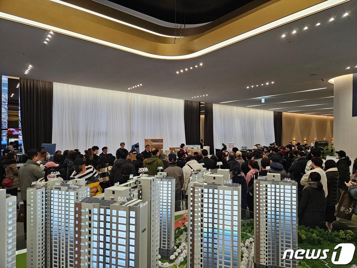 본문 이미지 - 11일 오후 3시 인천 서구에  문을 연 제일 건설 '제일풍경채 검단 3차'에는 청약자들로 가득찼다.2024.1.11/뉴스1 ⓒ News1 한지명 기자