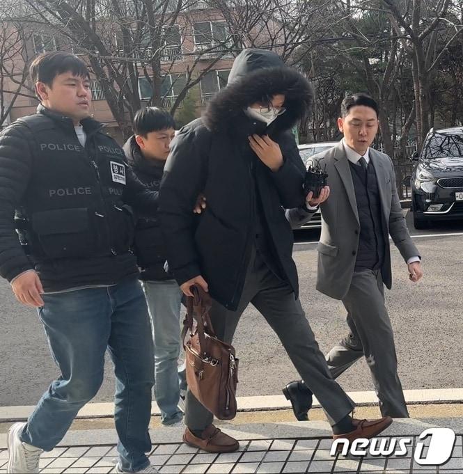 본문 이미지 - 영등포구 한 건물에서 80대 남성을 숨지게 한 30대 주차관리인에게 살인을 교사한 혐의를 받는 40대 조모씨가 서울남부지법에 영장실질심사(구속전피의자심문)을 받기 위해 15일 출석하고 있다. 2023.12.13. ⓒ 뉴스1 홍유진 기자