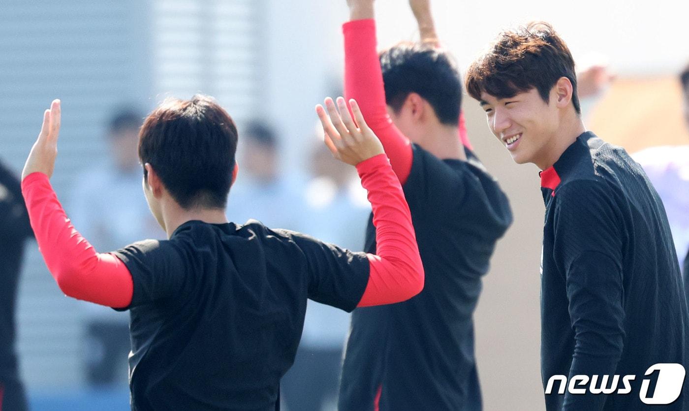 축구 대표팀 출신 수비수 김지수&#40;맨 오른쪽&#41;./뉴스1 ⓒ News1 김성진 기자