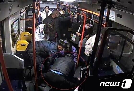본문 이미지 - 부산 583번 시내버스 운전자 곽동신씨가 의식을 잃은 승객에게 심폐소생술을 하고 있다.(버스 내부 영상 갈무리)