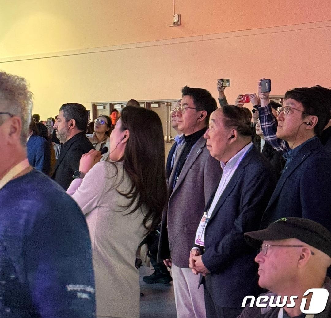 본문 이미지 -  박용성 전 두산그룹 회장이 CES 2024에 마련된 LG전자 부스를 찾아 투명 올레드 TV를 보고 있다. 2024.1.12 / 뉴스1 ⓒ News1 강태우 기자