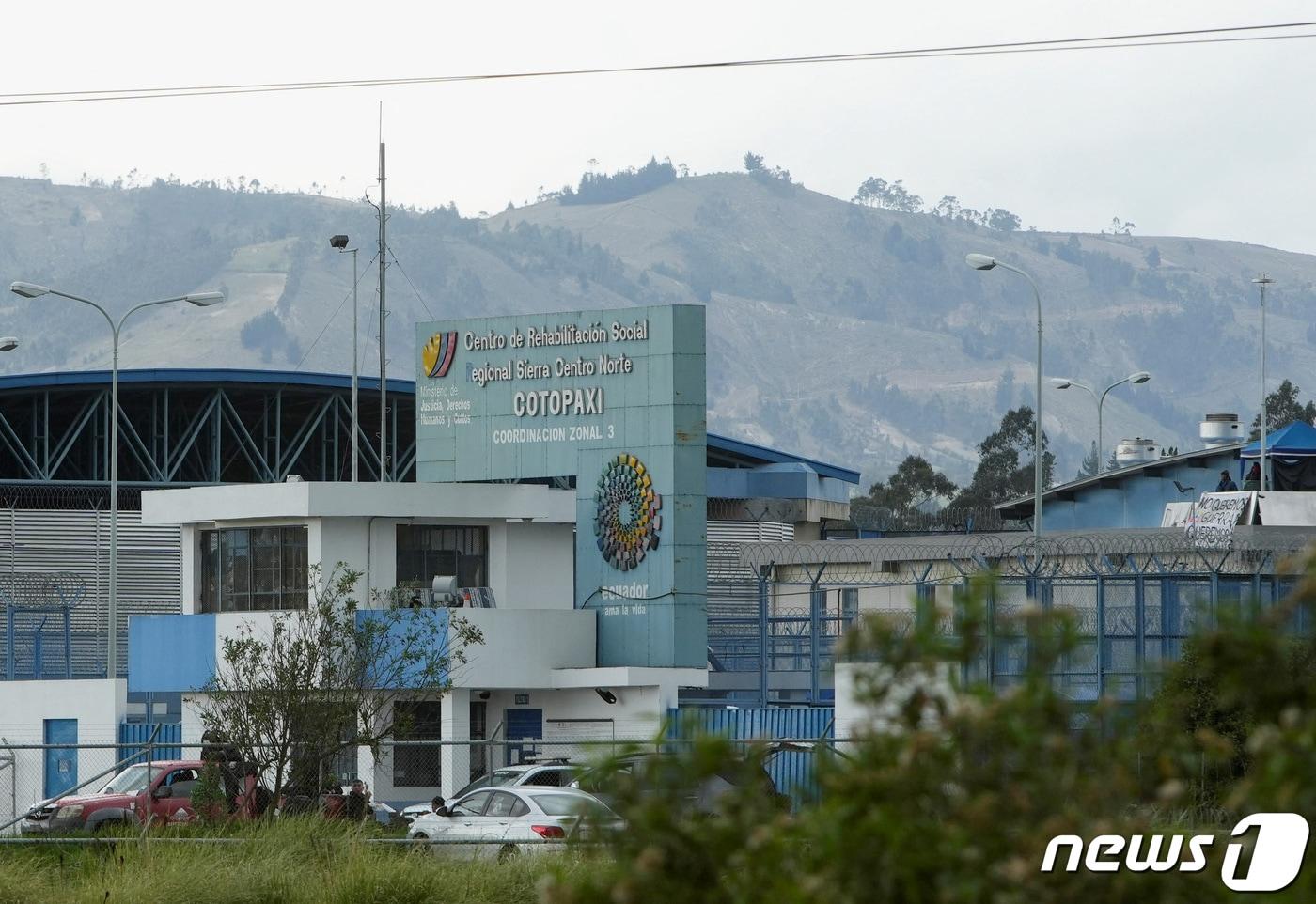 본문 이미지 - 11일(현지시간) 교도관들이 인질로 잡혀있는 에콰도르 라타쿵가 지역의 코토팍시 교도소 전경. 2024.01.11 ⓒ 로이터=뉴스1 ⓒ News1 정지윤 기자
