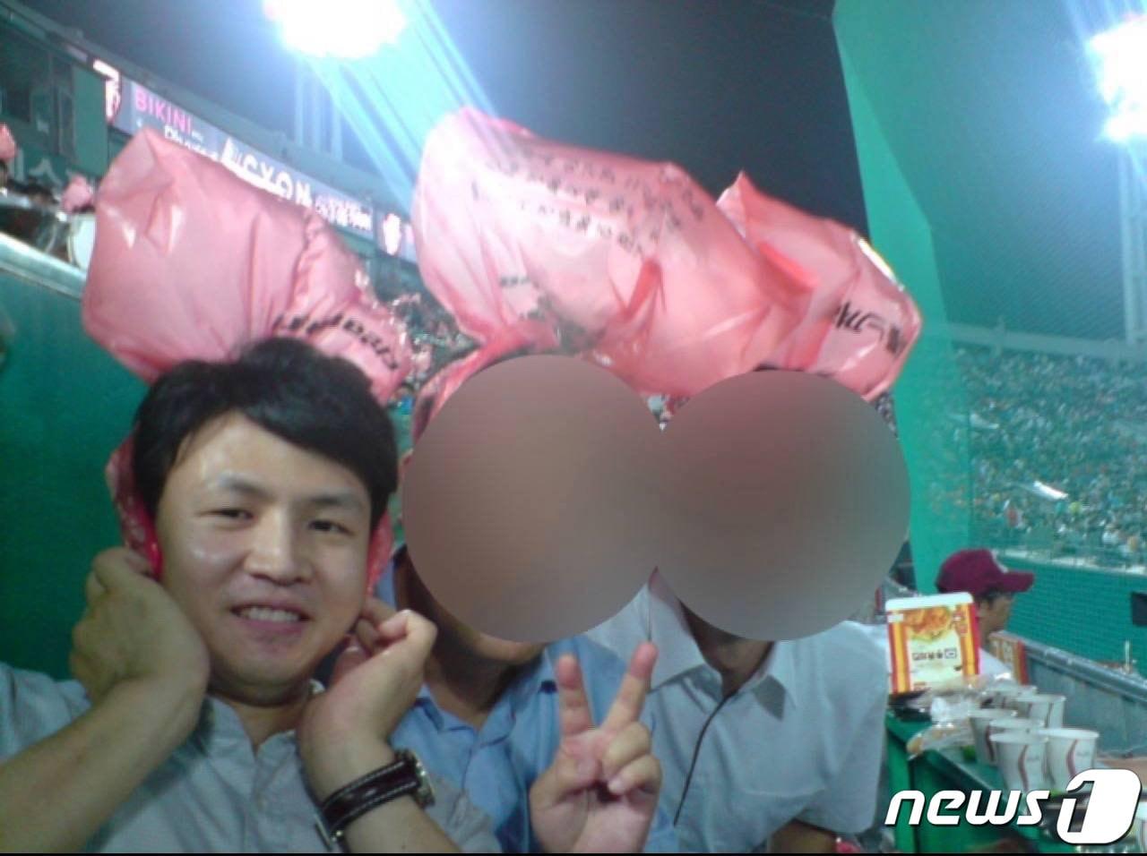 본문 이미지 - 12일 국민의힘이 한동훈 비상대책위원장의 과거 부산 사직야구장 방문 사진을 공개했다. 국민의힘은 한 위원장이 2007-2009년 2년과 2020년 두 번에 걸쳐 부산에 살았기 때문에, 짧은 인사말에서 몇 줄로 축약해서 세세히 소개하지 못할 정도로 부산에서의 좋은 추억들이 많다고 밝혔다. (국민의힘 제공) 2024.1.12/뉴스1 ⓒ News1 임세영 기자