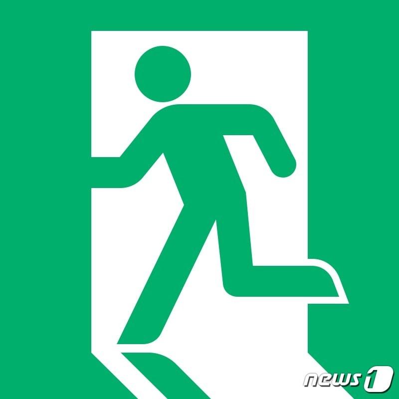 본문 이미지 - 비상구 위치를 알리는 국제표준 그림, 1972년 일본 정부에 의해 만들어진 뒤 지금까지 사용돼 오고 있다. 행정안전부는 '바지입은 남성'과 함께 '치마입은 여성'그림도 비상구 그림에 등장시킬 방침이다. ⓒ 뉴스1  DB