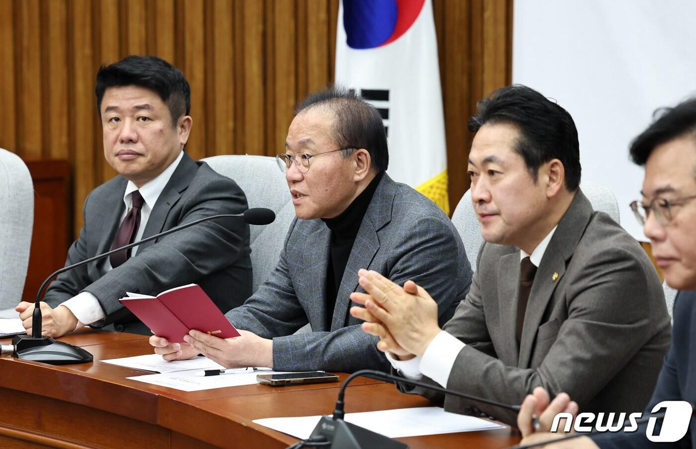 본문 이미지 - 윤재옥 국민의힘 원내대표가 12일 오전 서울 여의도 국회에서 열린 원내대책회의에서 모두발언을 하고 있다. 2024.1.12/뉴스1 ⓒ News1 구윤성 기자