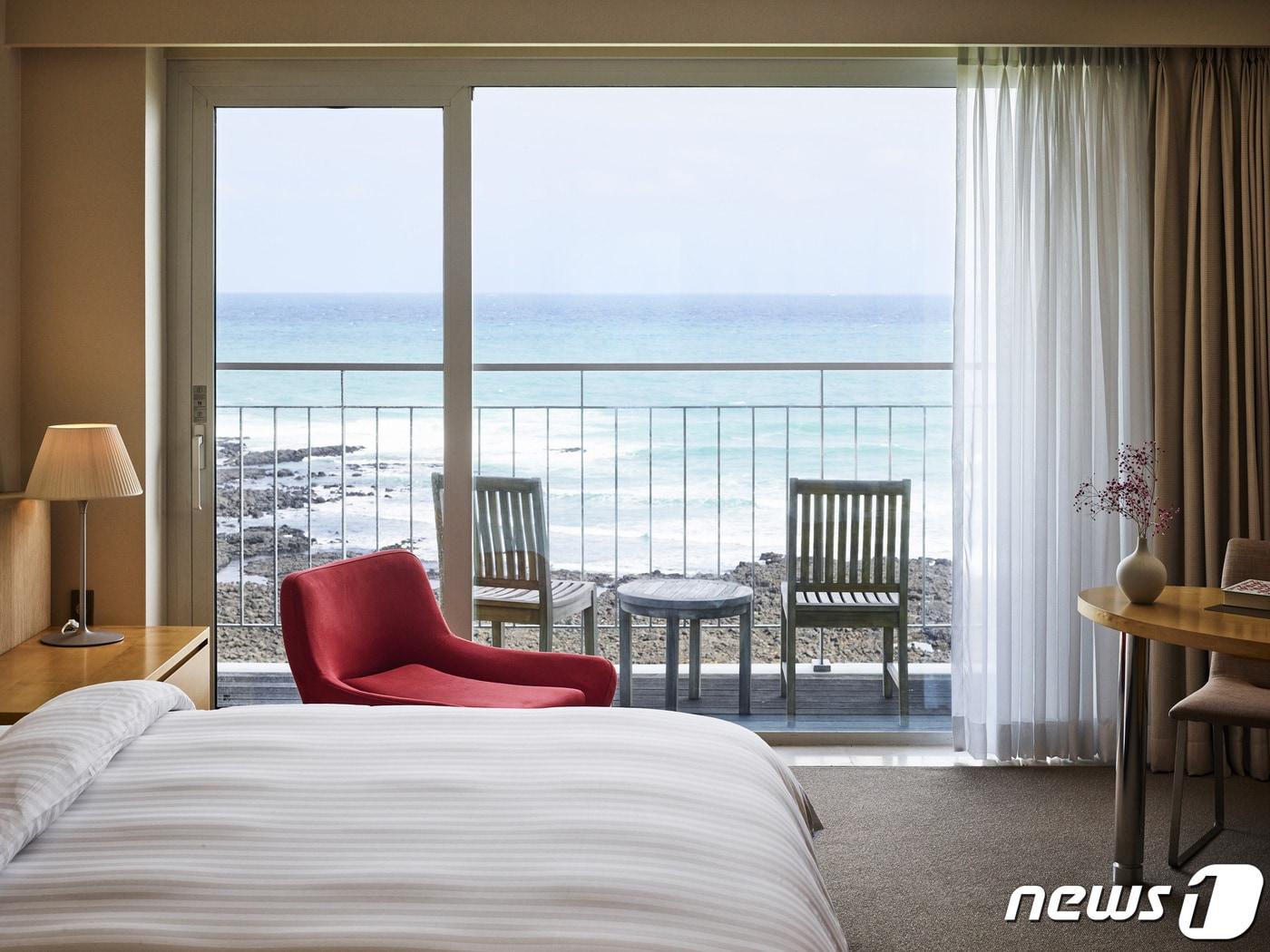 본문 이미지 - 이그제큐티브 객실(해비치 제주 제공)
