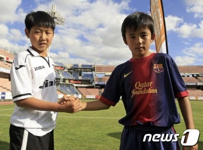 본문 이미지 -  이강인(왼쪽)과 구보 다케후사(풋볼비 제공)