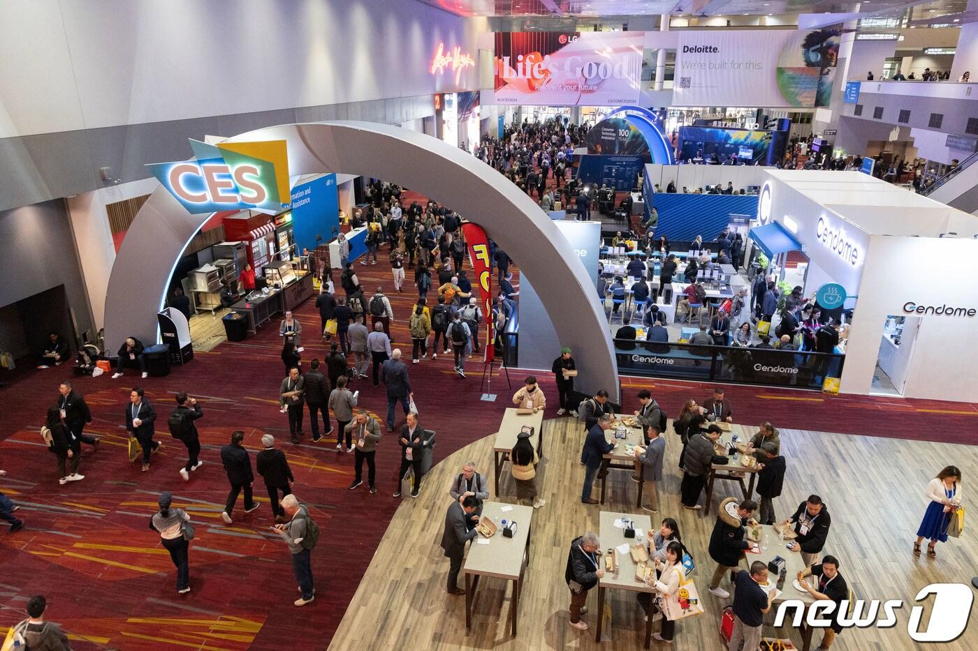 세계 최대 가전·IT(정보기술) 전시회 'CES 2024' 개막 사흘째인 11일(현지시간) 미국 네바다주 라스베이거스 컨벤션센터(LVCC)가 관람객들로 북적이고 있다. 2024.1.12/뉴스1 ⓒ News1 