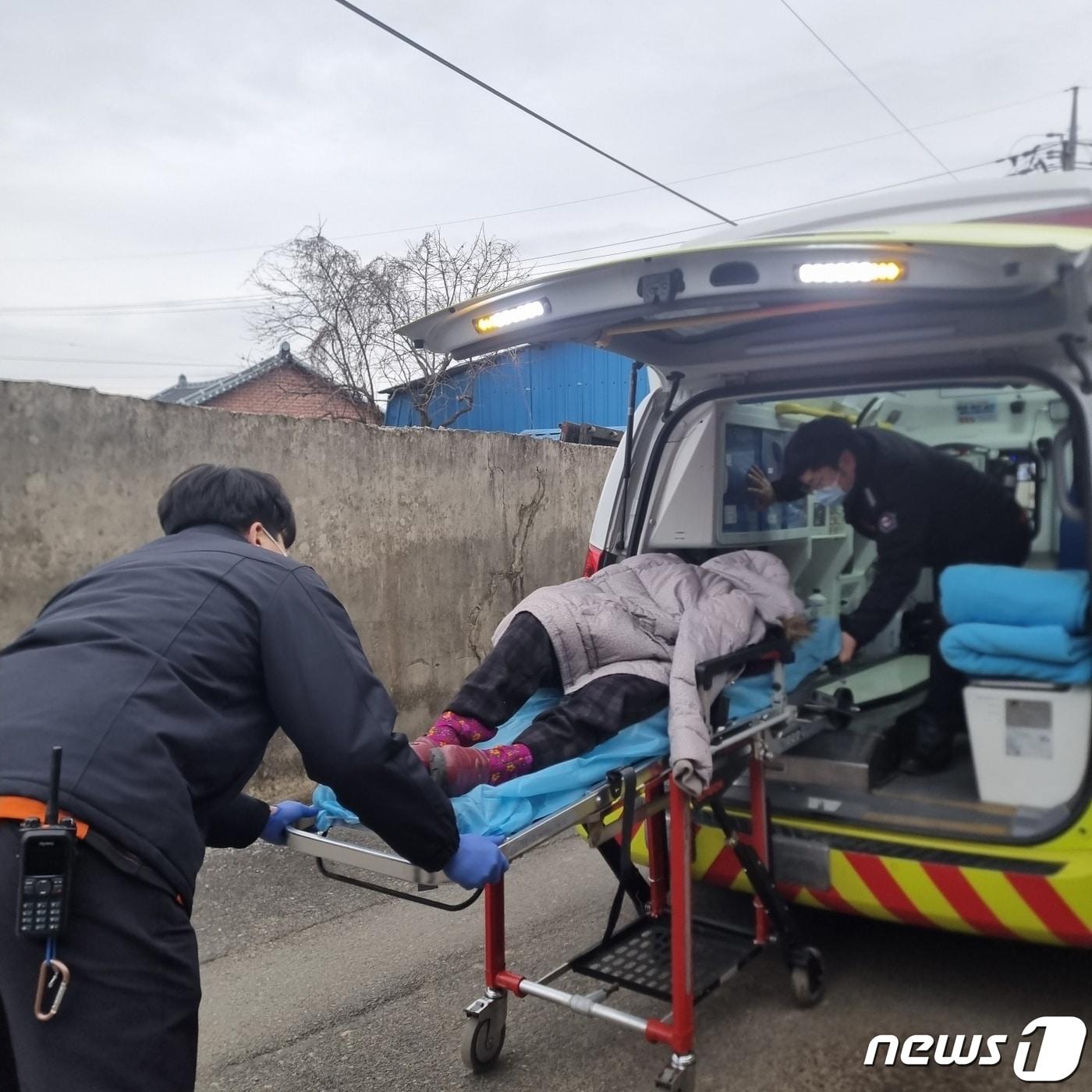본문 이미지 - 저혈당 쇼크로 의식을 잃은 80대 A할머니를 119 구급대가 이송하는 모습.(강진군 제공) 2024.1.12/뉴스1