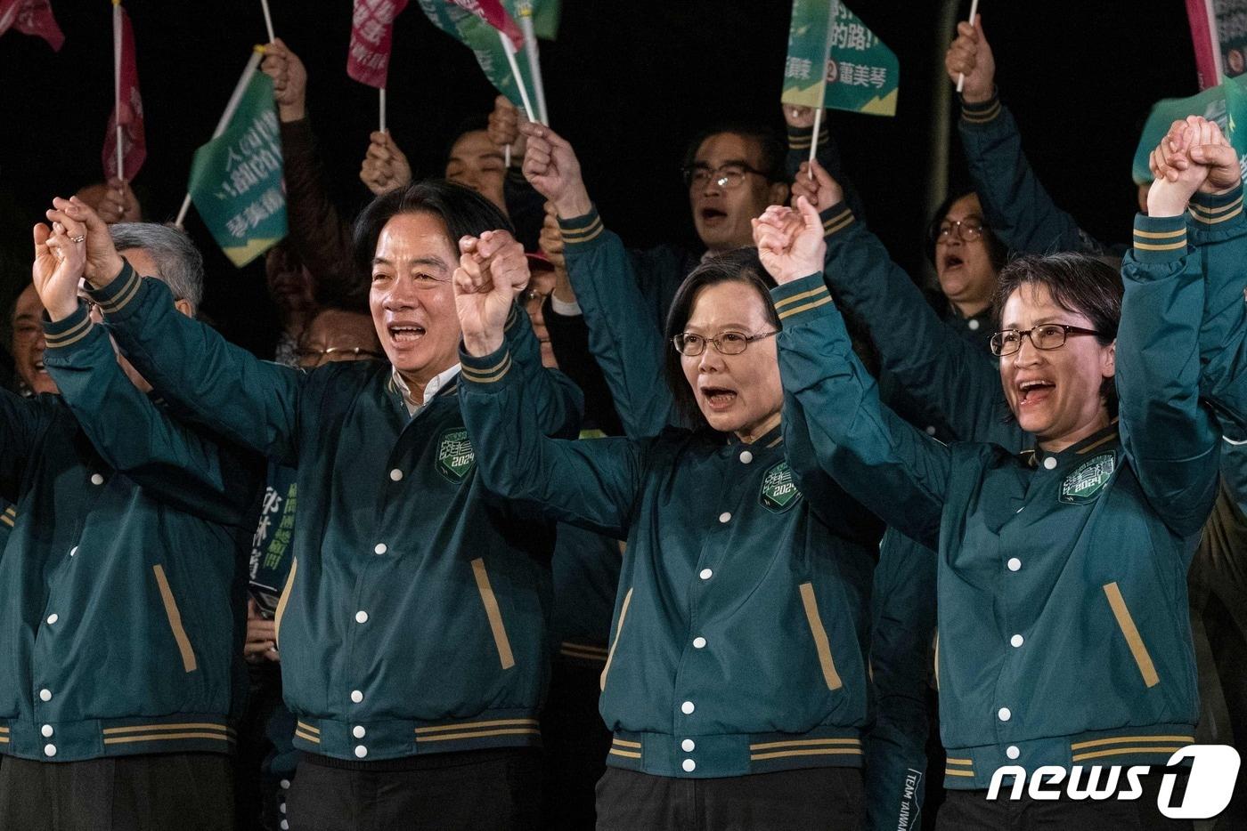 대만 총통 선거를 이틀 앞둔 11일(현지시간) 밤 타이베이 대만총독부 건물 앞 카이다거란 대도에서 열린 대만 집권 민진당 소속 라이칭더 총통 후보(왼쪽 첫번째)와 러닝메이트인 샤오메이친 부총통 후보(오른쪽 첫번째)의 유세에 차이잉원 현 총통이 참석했다. 2024.01.11 ⓒ AFP=뉴스1 ⓒ News1 