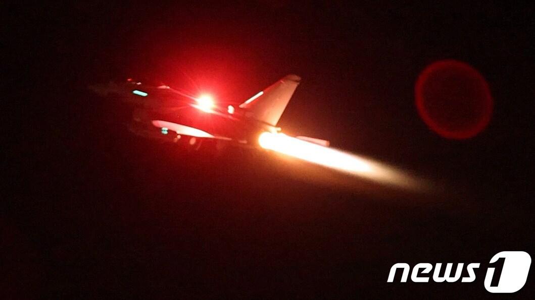 본문 이미지 - 11일(현지시간) 후티 반군을 공격하기 위해 영국의 전투기 타이푼이 출격하고 있다.  ⓒ 로이터=뉴스1 ⓒ News1 이종덕 기자