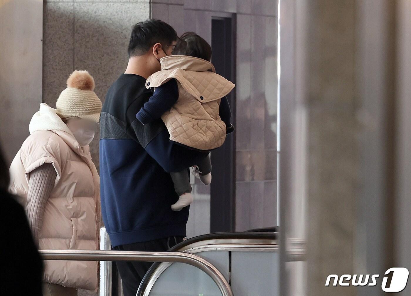 본문 이미지 - 12일 서울 중구 서울역에서 한 아이와 부모가 이동하고 있다. 보건복지부는 어린아이를 키우는 가정의 경제적 부담을 덜기 위해 지원되는 부모급여가 이달부터 0세(0∼11개월) 아동 가정에 월 100만원, 1세(12∼23개월) 아동 가정에 월 50만원의 대폭 인상된 금액으로 지원된다고 전했다. 2024.1.12/뉴스1 ⓒ News1 이동해 기자