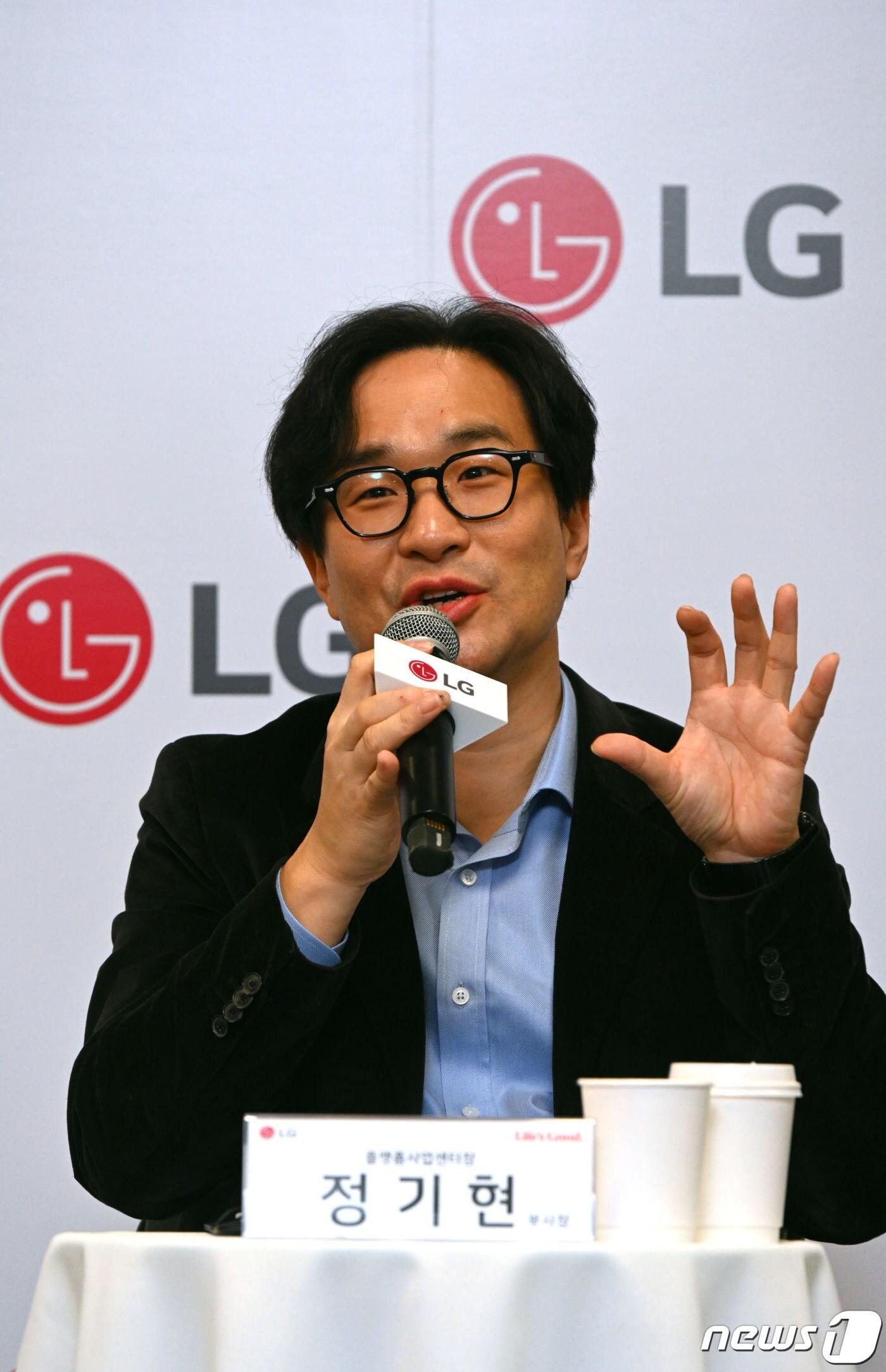 본문 이미지 -  정기현 LG전자 플랫폼사업센터장 부사장이 11일(현지시간) CES 2024에서 열린 플랫폼사업센터 브리핑에서 발언하고 있다. (LG전자 제공)