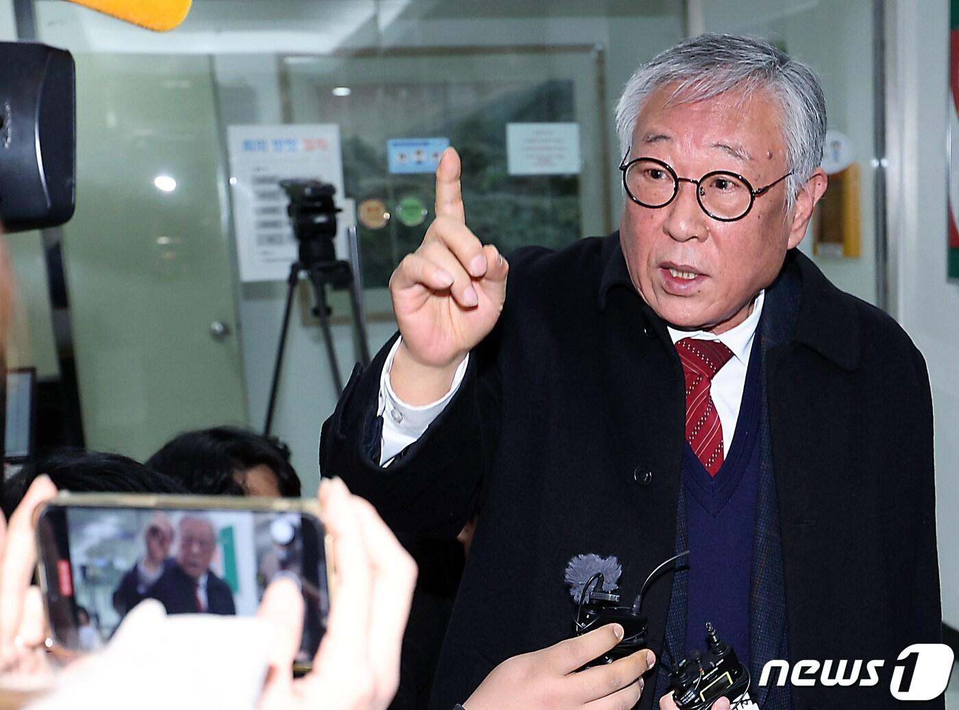 본문 이미지 - 옥시찬 방송통신심의위원회 위원이 12일 오전 서울 양천구 목동 한국방송회관 방송통신심의위원회에서 열린 전체회의 중간 밖으로 나와 취재진의 질문공세를 받고 있다. 방심위는 이날 비공개로 진행한 전체회의에서 김유진, 옥시찬 위원에 대한 해촉 건의안을 가결했다. 2024.1.12/뉴스1 ⓒ News1 박정호 기자