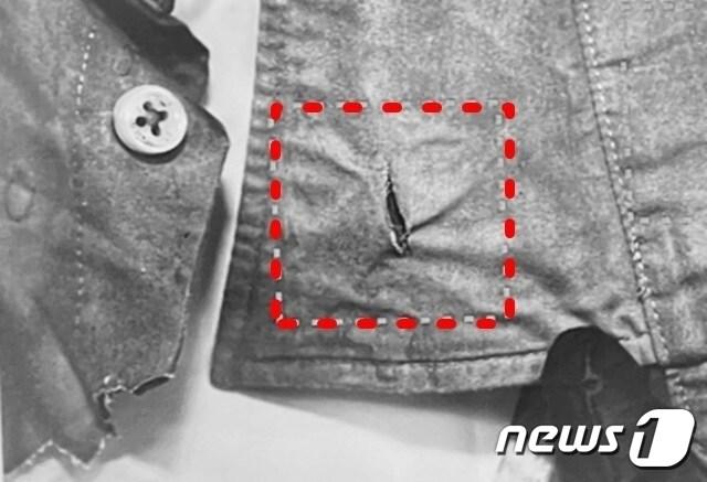 본문 이미지 -  이재명 더불어민주당 대표가 지난 2일 피습 당시 입었던 와이셔츠. 옷깃에 흉기가 관통한 흔적. (사진=부산경찰청 제공) ⓒ 뉴스1