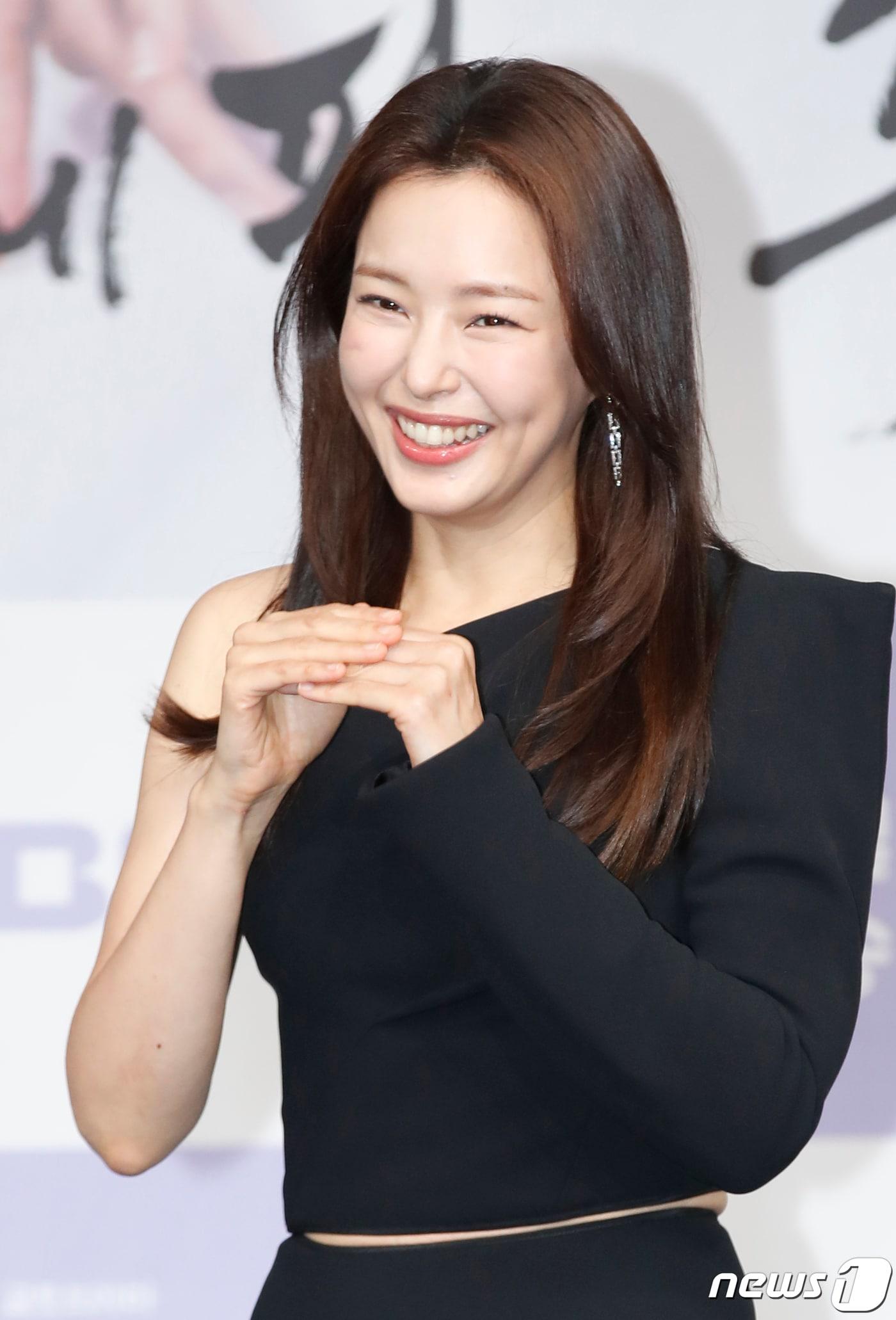 본문 이미지 - 배우 이하늬가 12일 오후 서울 마포구 상암동 MBC 골든마우스홀에서 진행된 드라마 '밤에 피는 꽃' 제작발표회에서 포즈를 취하고 있다. '밤에 피는 꽃'은 밤이 되면 담을 넘는 십오 년 차 수절과부 조여화(이하늬 분)와 사대문 안 모두가 탐내는 갓벽남 종사관 박수호(이종원 분)의 담 넘고 선 넘는 아슬아슬 코믹 액션 사극이다. 2024.1.12/뉴스1 ⓒ News1 권현진 기자