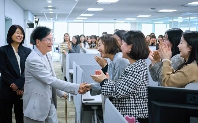 본문 이미지 - 10일 CJ올리브영 본사를 찾은 이재현 CJ그룹 회장(CJ 제공)