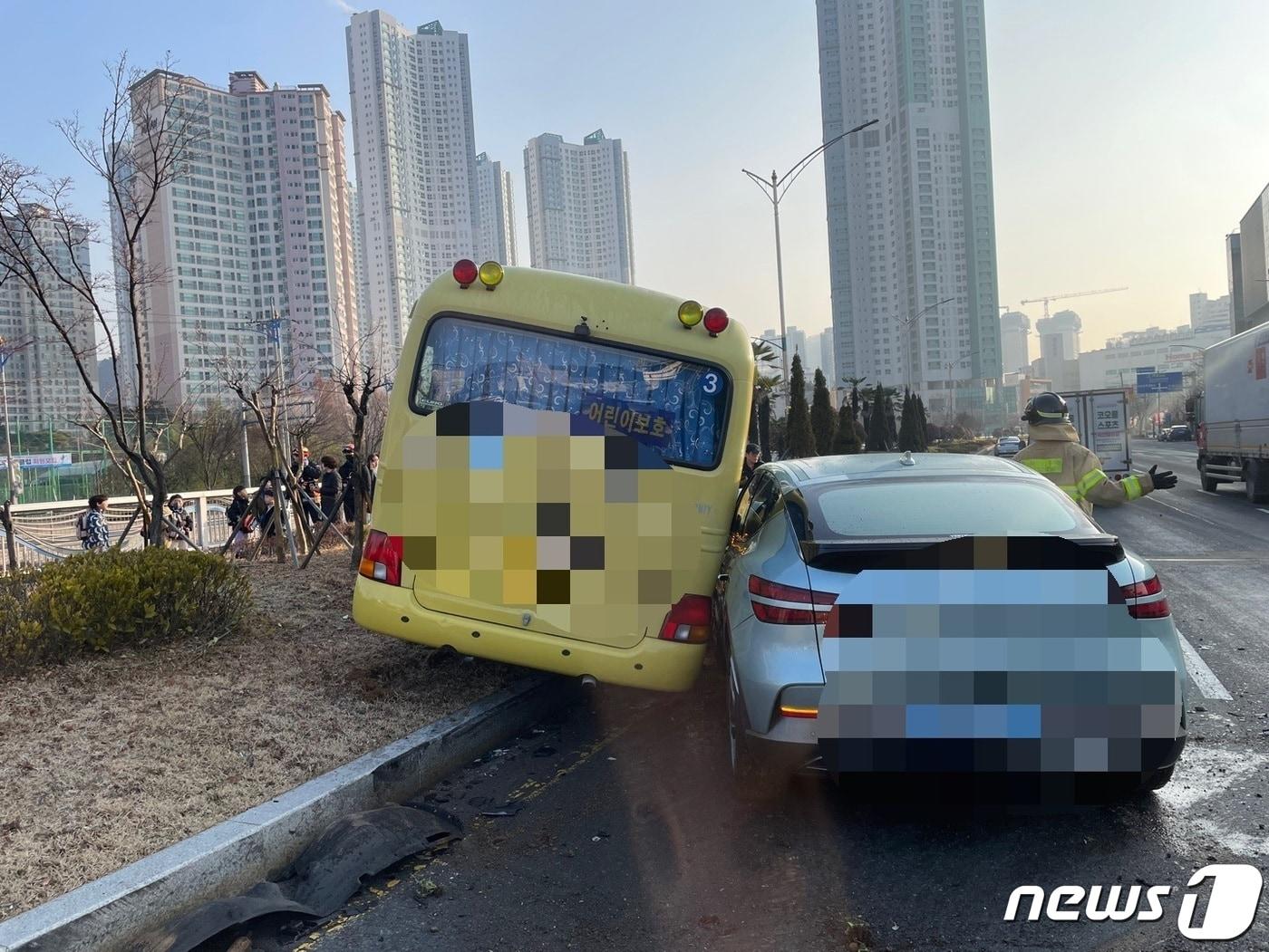 본문 이미지 - 12일 오전 9시 10분쯤 창원시 마산회원구 창원NC파크 주차장에서 도로로 진입하려던 차량이 어린이 통학버스를 충격했다. 사진은 사고현장 모습.(창원소방본부 제공)