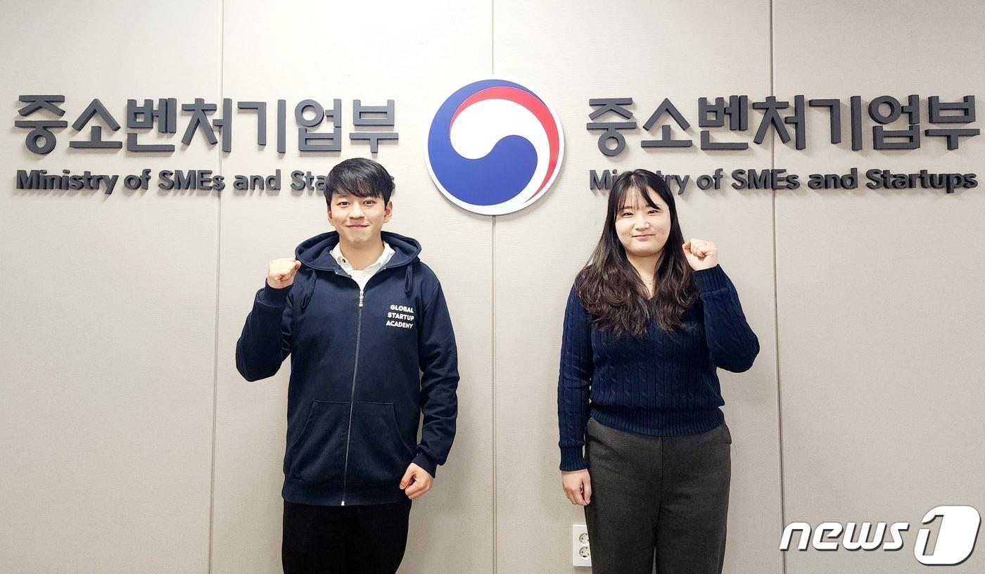 왼쪽부터 중소벤처기업부 청년보좌역 이석호씨와 이화령씨(중소벤처기업부 제공)