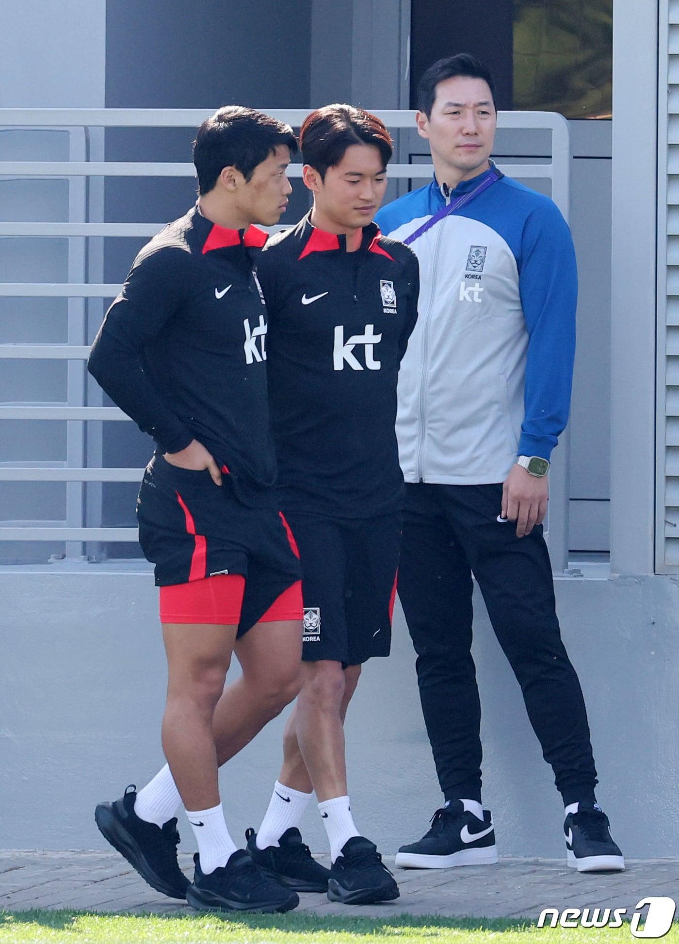 본문 이미지 - 2023 아시아축구연맹(AFC) 카타르 아시안컵에 출전하는 대한민국 축구 대표팀 황희찬과 김진수가12일(현지시간) 카타르 도하 알 에글라 트레이닝 센터에서 진행된 훈련을 하기 위해 훈련장으로 향하고 있다. 위르겐 클린스만 감독이 이끄는 축구대표팀은 오는 15일 E조 조별리그 첫 경기인 바레인전을 시작으로 20일 요르단, 25일 말레이시아와 경기를 치른다. 2024.1.12/뉴스1 ⓒ News1 김성진 기자