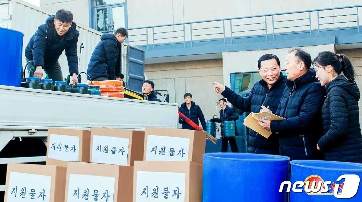 본문 이미지 - &#40;평양 노동신문=뉴스1&#41; = 북한 농장에 지원물자 등이 제공되고 있는 모습. &#40;기사와 무관&#41;  [국내에서만 사용가능. 재배포 금지. DB 금지. For Use Only in the Republic of Korea. Redistribution Prohibited] rodongphoto@news1.kr