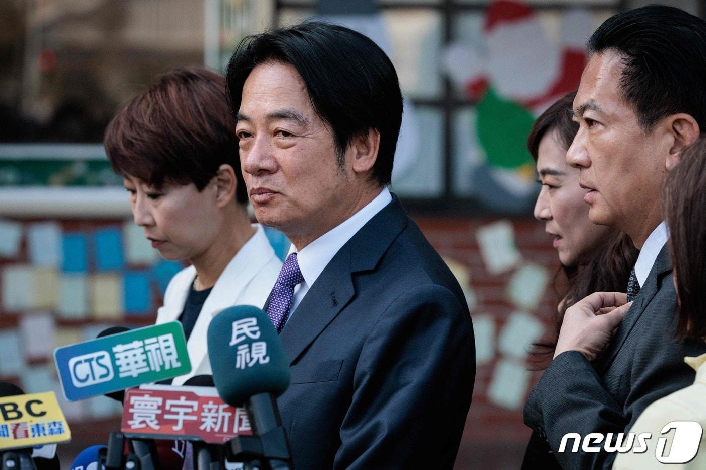 대만 총통에 당선된 라이칭더 후보가 13일 (현지시간) 타이난에서 투표를 하기 전에 취재진을 만나고 있다. 2024.1.13 ⓒ AFP=뉴스1 ⓒ News1 우동명 기자