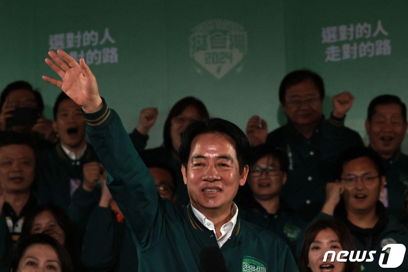 본문 이미지 - 라이칭더 대만 총통 당선인이 13일 타이베이 민진당사 밖에서 열린 선거 승리 집회에 참석해 지지자들에게 손을 흔들고 있다. 2024.1.14 ⓒ AFP=뉴스1 ⓒ News1 우동명 기자