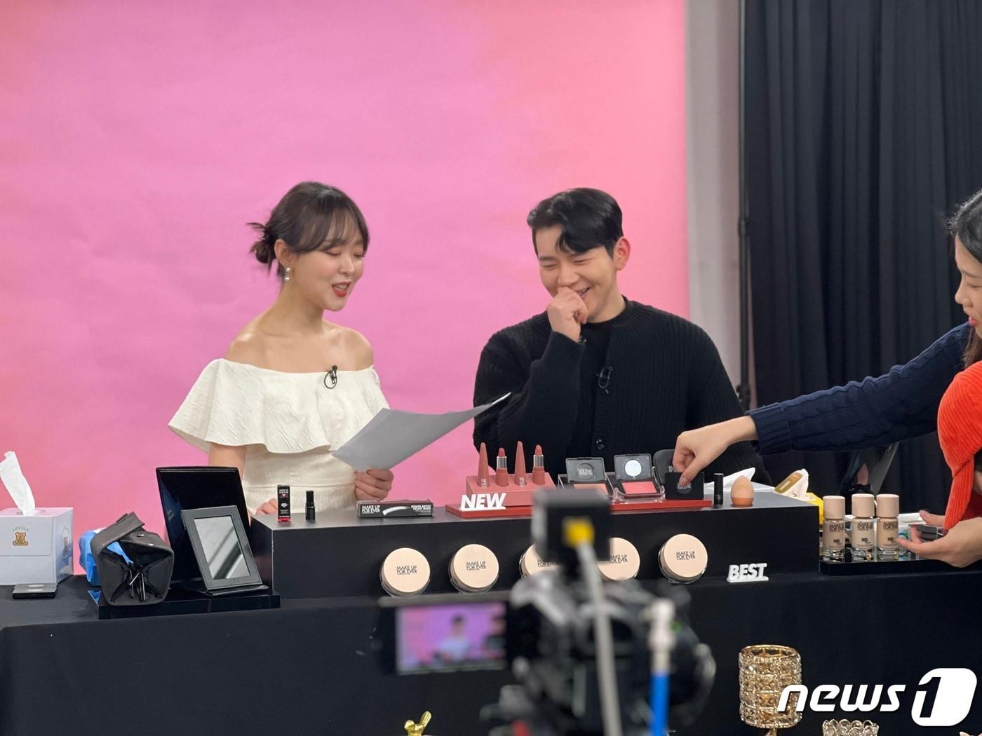 본문 이미지 - 쇼라 방송 진행 모습.(현대홈쇼핑제공)