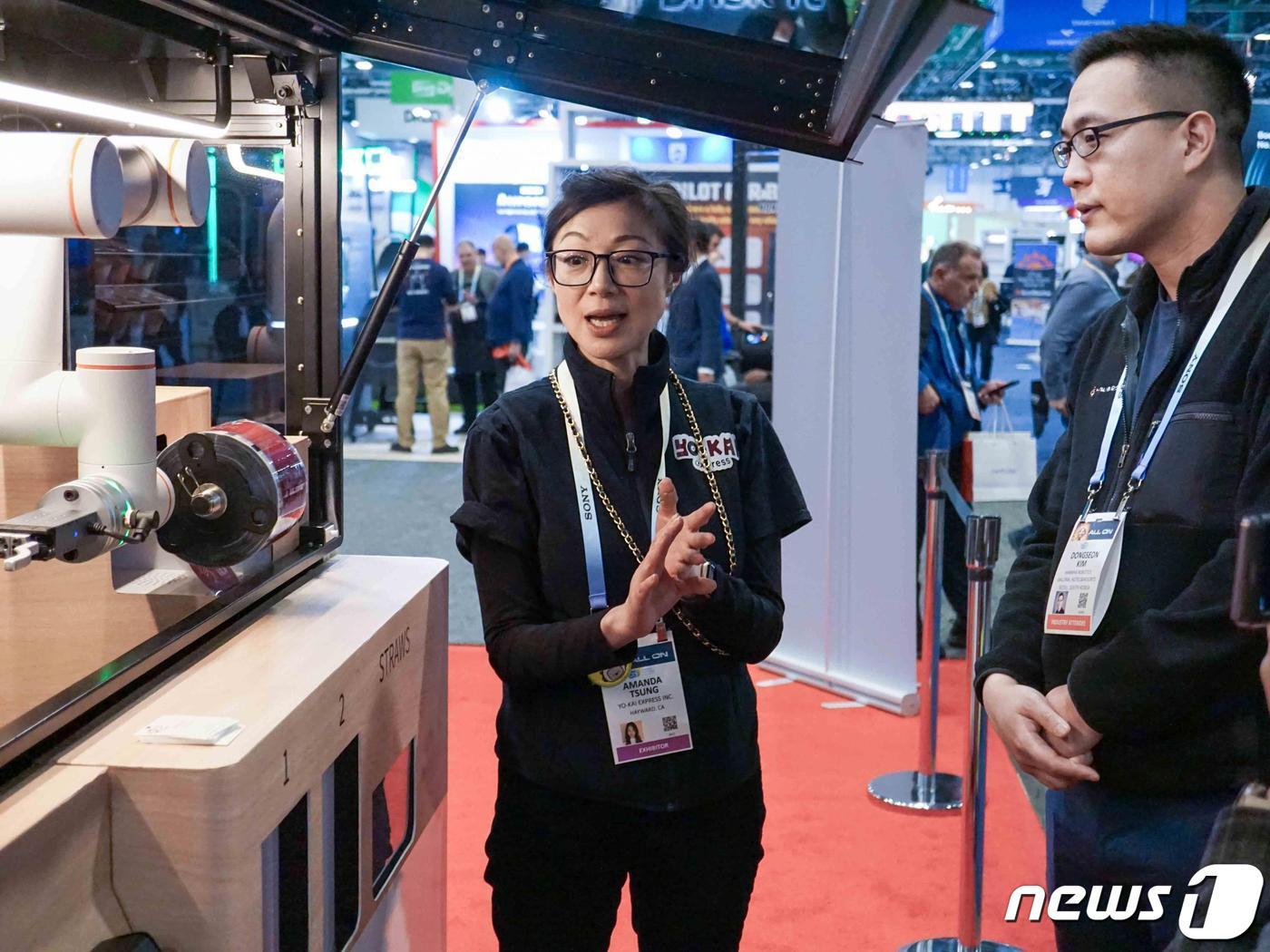 본문 이미지 - 김동선 한화로보틱스 부사장(오른쪽)이 CES 2024 푸드테크 존에서 로봇을 살펴보고 있다. (한화 로보틱스 제공)