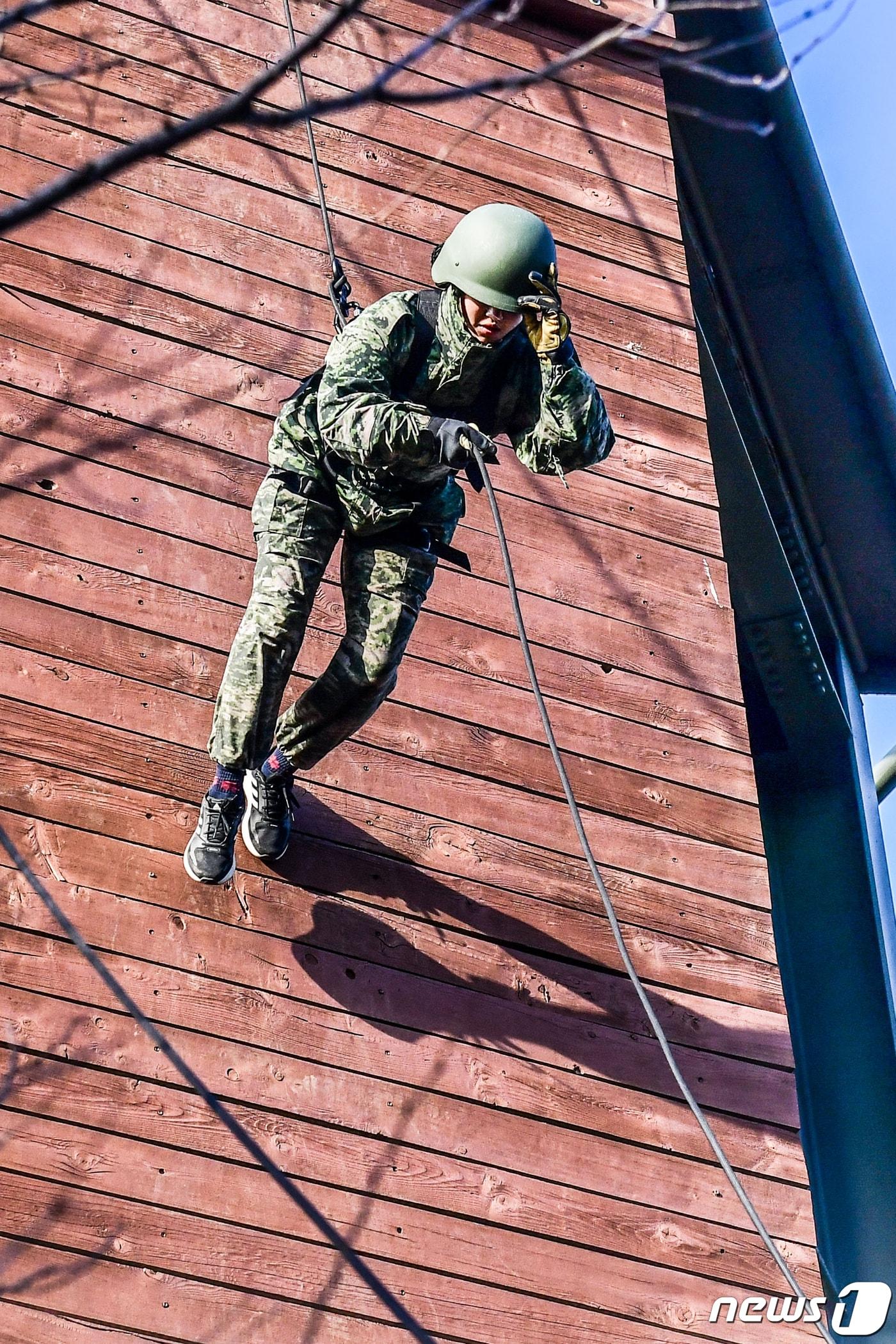 본문 이미지 - 갑진년 2024년 첫 해병대 겨울캠프에 참가한 학생들이 유격훈련을 체험하고 있다. 겨울캠프에는 전국 중·고교생, 대학생, 일반인 등 총 120명이 참가해 8일부터 12일까지 4박5일간의 일정으로 시작, 도전, 도약을 주제로 강인한 해병대 정신을 체험했다. (해병대1사단제공) 2024.1.14/뉴스1