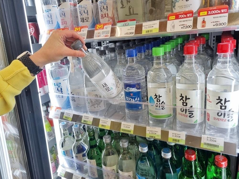 본문 이미지 - 최근 혼술, 홈술 문화의 확산 영향으로 페트 소주 매출이 지난해 처음으로 병 소주의 매출을 넘어섰다.(CU제공)