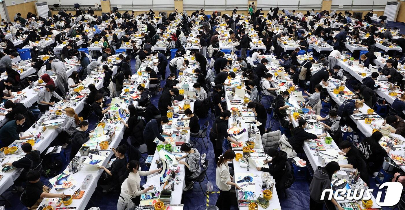 서울 노원구 삼육대 체육관에서 2024년도 정시모집 미술 실기시험에 응시한 수험생들이 그림을 그리고 있다. 2024.1.14/뉴스1 ⓒ News1 박지혜 기자