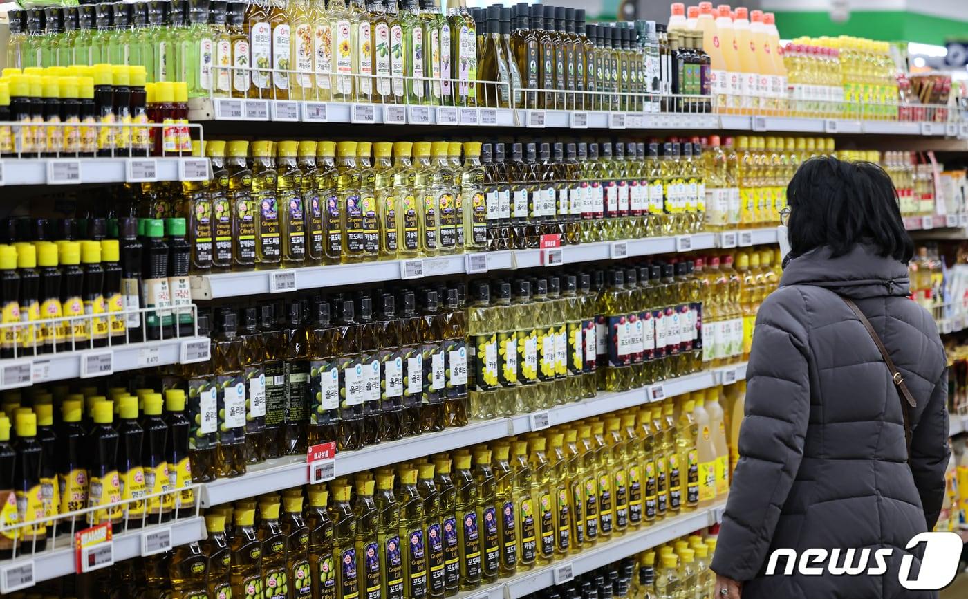 본문 이미지 - 서울 시내 한 대형마트에 진열된 식용유와 올리브우 제품. 2024.1.14/뉴스1 ⓒ News1 김도우 기자