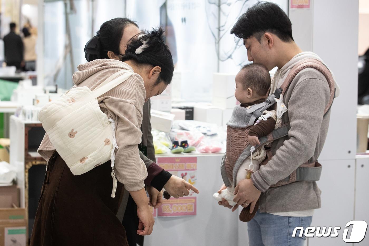 본문 이미지 - 가족이 육아용품을 살펴보는 모습. ⓒ News1 유승관 기자