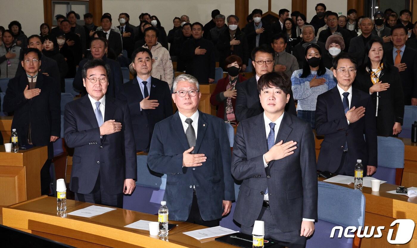 본문 이미지 - 이낙연 전 더불어민주당 대표와 조응천 미래대연합(가칭) 창당준비위원장, 이준석 개혁신당(가칭) 정강정책위원장이 14일 오전 서울 여의도 국회의원회관에서 열린 미래대연합 창당준비위 출범식 및 창당 발기인대회에서 대화하고 있다. 2024.1.14/뉴스1 ⓒ News1 구윤성 기자
