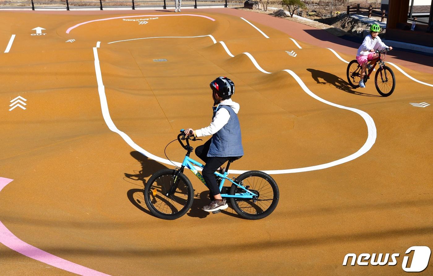 경북 경주시 천북면 자전거 펌프트랙에서 어린이들이 울퉁불퉁한 코스를 질주하고 있다. 2024.1.14/뉴스1 ⓒ News1 최창호 기자