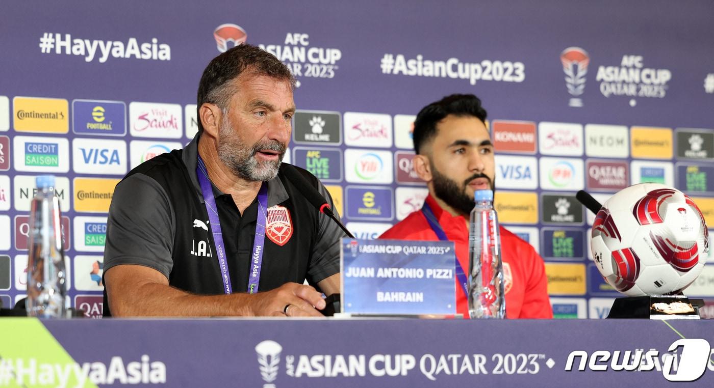 2023 아시아축구연맹(AFC) 카타르 아시안컵 대한민국과의 첫 경기를 앞둔 바레인 축구대표팀 후안 안토니오 피치 감독과 코마일 하산 알 아스와드가 14일(현지시간) 카타르 도하 메인미디어센터(MMC)에서 열린 공식 기자회견에서 출사표를 밝히고 있다. 2024.1.14/뉴스1 ⓒ News1 김성진 기자