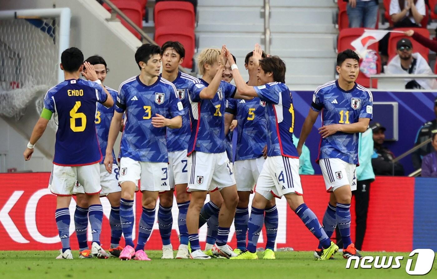 일본 나카무라 케이토가 14일(현지시간) 카타르 도하 알투마마 스타디움에서 열린 2023 아시아축구연맹(AFC) 카타르 아시안컵 일본과 베트남의 경기에서 팀의 세 번째 골을 넣은 후 동료 선수들과 포옹하고 있다. 2024.1.14/뉴스1 ⓒ News1 김성진 기자
