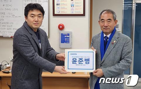 본문 이미지 -  윤준병 의원이 15일 전북 정읍시선관위에 22대 국회의원 선거 예비후보로 등록하고 본격적인 총선 행보에 나섰다.(윤준병 의원 사무실 제공)2024.1.15/뉴스1