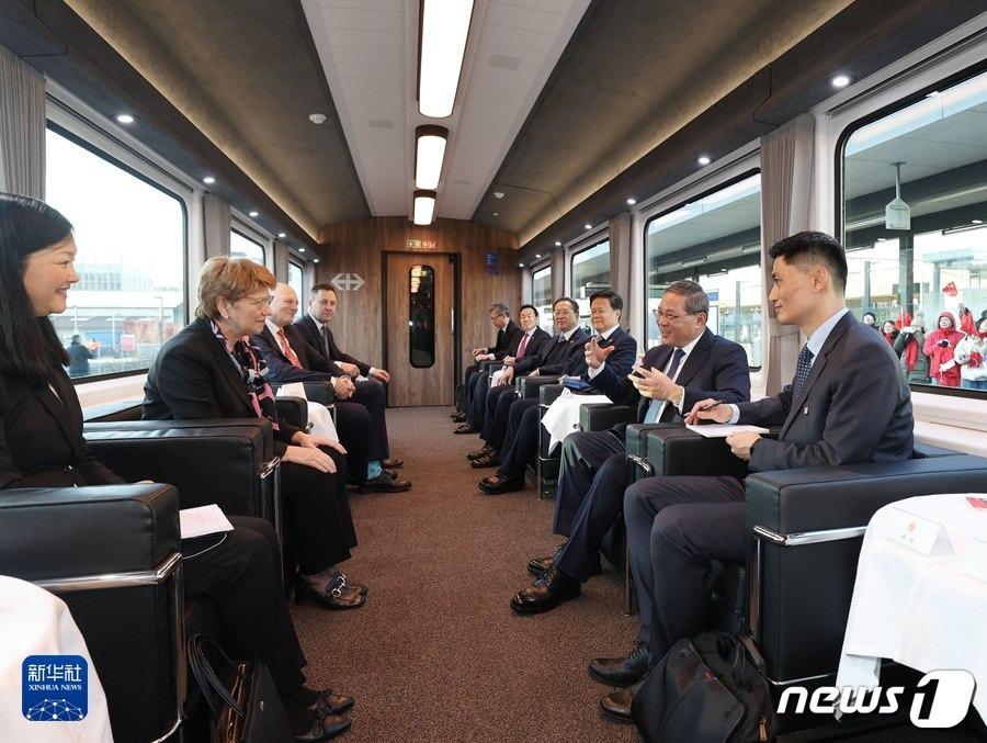 본문 이미지 - 리창 중국 국무원 총리와 암헤르트 스위스 연방 대통령이 14일(현지시간) 전용열차에서 회담을 하고 있다. 사진은 신화통신 갈무리.