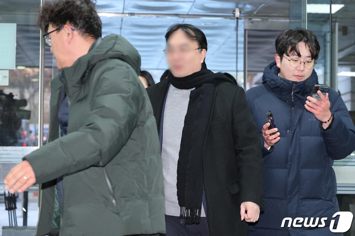 본문 이미지 - 이재명 더불어민주당 대표의 과거 대선 선거대책위원회 관계자인 박모씨가 15일 서울 서초구 서울중앙지방법원에서 열린 구속 전 피의자 심문(영장실질심사)에 출석하고 있다. 2024.1.15 ⓒ 뉴스1 신웅수 기자