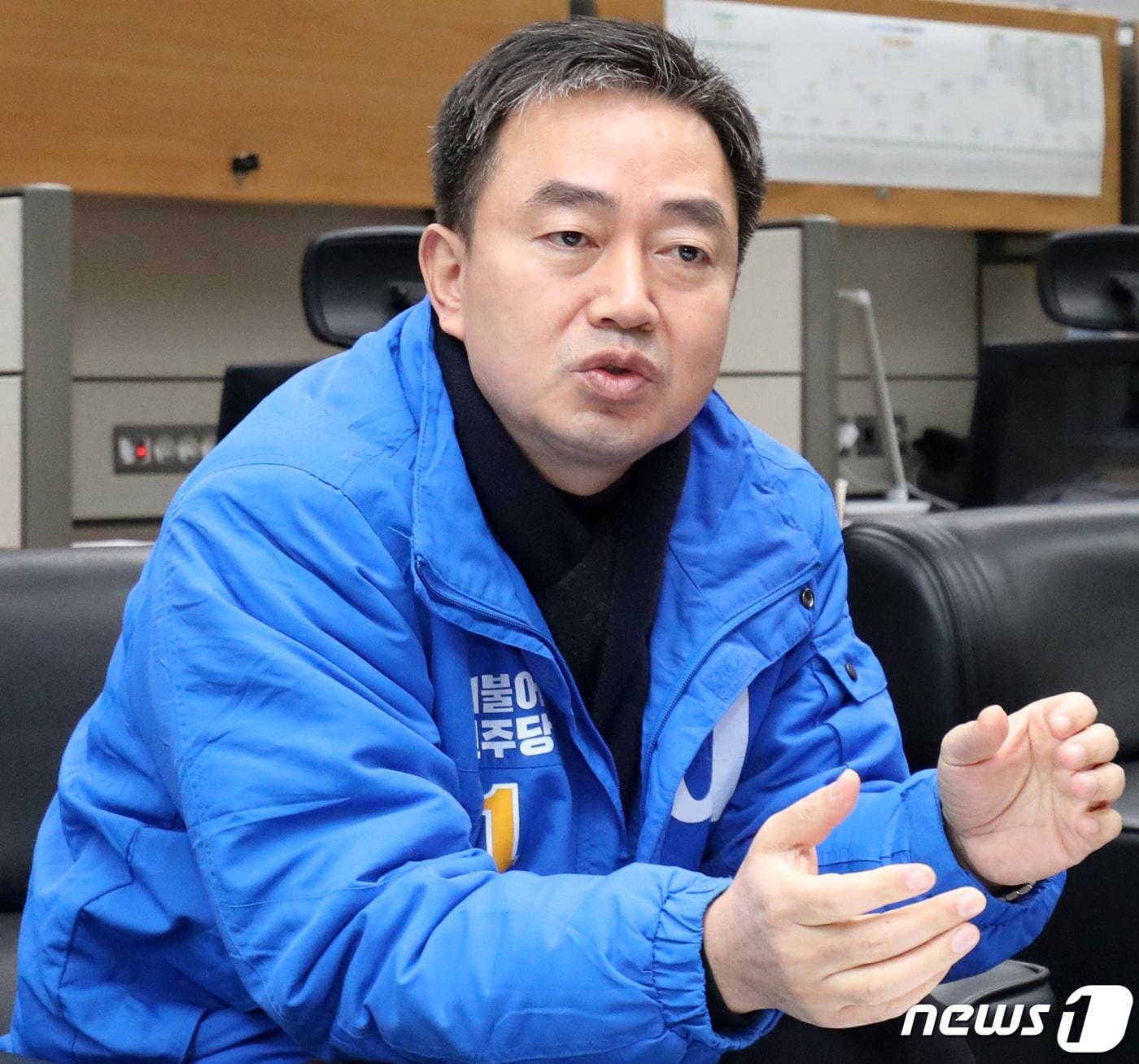 본문 이미지 - 이덕춘 전북 전주을 더불어민주당 예비후보가 전주시 서신동 이마트 야외 주차장 부지에 ‘이마트 트레이더스’ 유치를 공약했다./뉴스1 ⓒ News1 유경석 기자