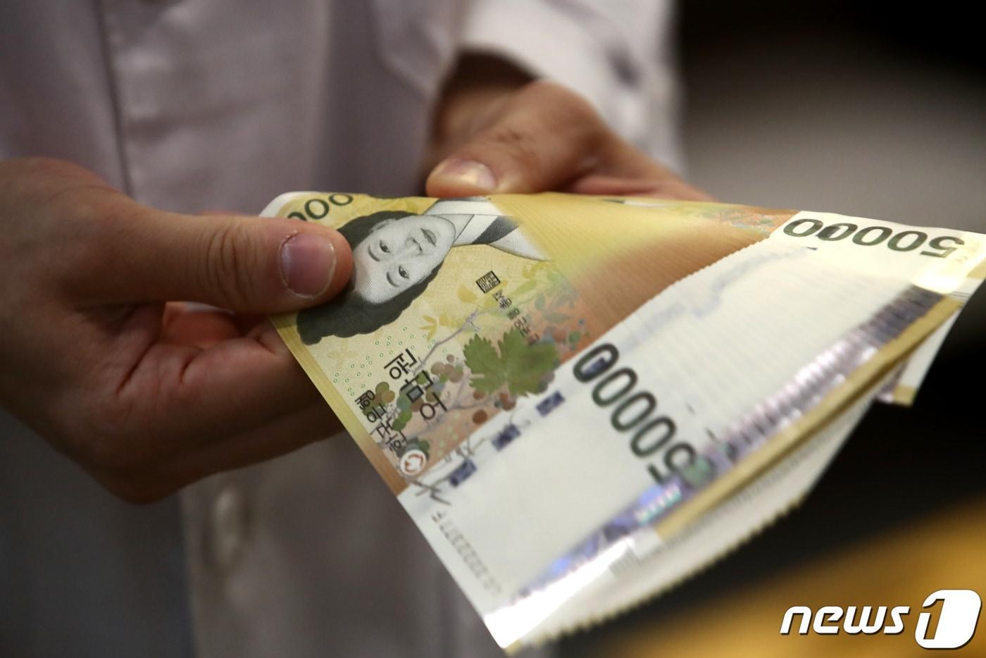 15일 서울 중구 하나은행 위변조대응센터에서 직원이 5만원권을 확인하고 있다. 한국은행이 지난 14일 발표한 &#39;2023년 중 5만원권 환수율 동향&#39;에 따르면 지난해 5만원권 환수율&#40;발행 대비 환수 비율&#41;은 2018년&#40;67.4%&#41; 이후 5년 만에 가장 높은 67.1%를 기록했다. 2024.1.15/뉴스1 ⓒ News1 이광호 기자