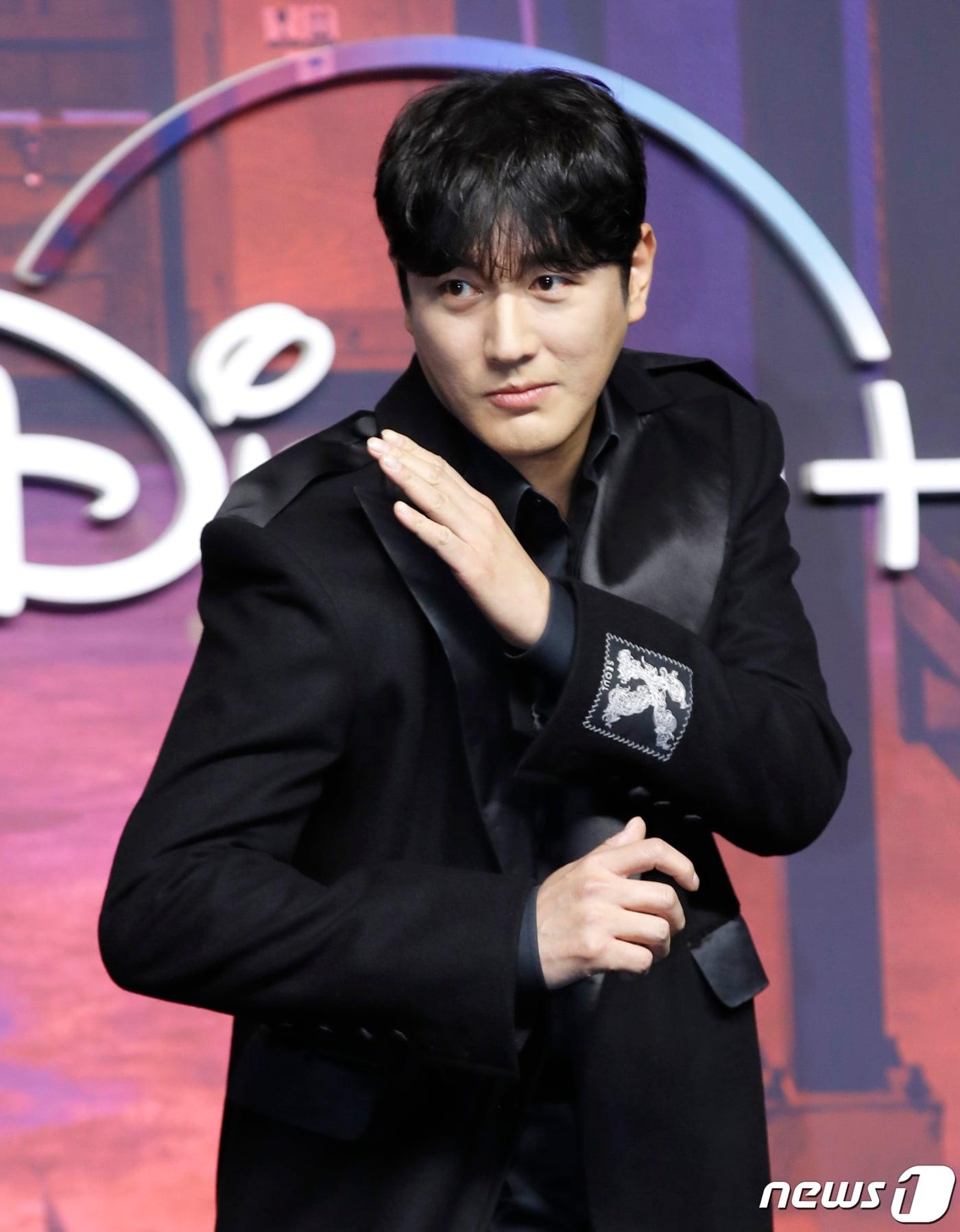 본문 이미지 - 배우 조한선이 15일 서울 영등포구 콘래드서울 호텔에서 열린 디즈니+ 오리지널 시리즈 '킬러들의 쇼핑몰' 제작발표회에서 포즈를 취하고 있다. '킬러들의 쇼핑몰'은 삼촌 정진만(이동욱 분)이 남긴 위험한 유산으로 인해 수상한 킬러들의 표적이 된 조카 정지안(김혜준 분)의 생존기를 다룬 스타일리시 뉴웨이브 액션 드라마다. 2024.1.15/뉴스1 ⓒ News1 권현진 기자