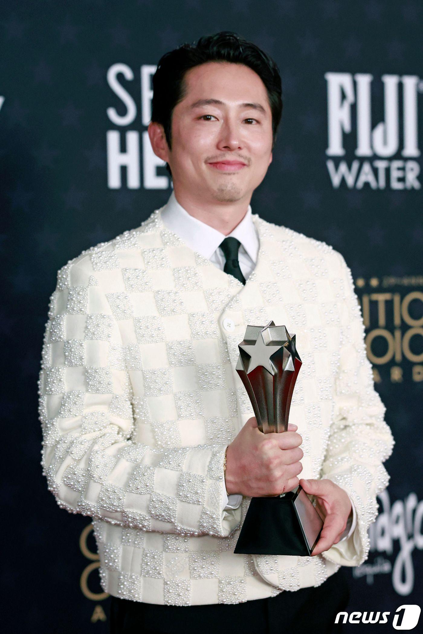 본문 이미지 - 한국계 미국 배우 스티븐 연이 15일(한국시간, 미국 현지시간 14일) 미국 LA에서 열린 29회 크리틱스 초이스 어워즈에서 '성난 사람들'(BEEF)로 TV 미니 시리즈, TV 영화 부문 남우주연상(BEST ACTOR IN A LIMITED SERIES OR MOVIE MADE FOR TELEVISION)을 수상했다. ⓒ 로이터=뉴스1 ⓒ News1 