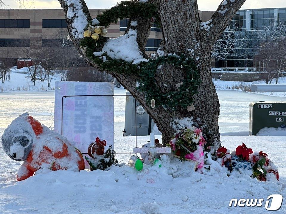 본문 이미지 - 지난달 10대 소녀가 익사한 시카고 서버브 버논힐 연못에 다녀왔다. 영하 7도 추운 날씨, 연못은 꽁꽁 얼어있었고, 찬바람 가득한 가운데 사람들 그를 추모하기 위해 놓아둔 인형, 꽃 등이 나무 밑 눈에 파묻혀 있었다.