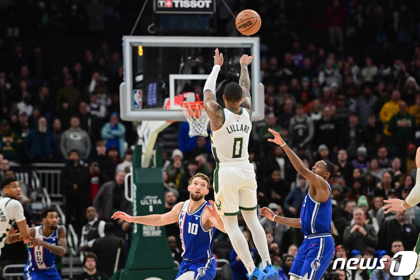 데미안 릴라드(0번)가 15일(한국시간) 열린 NBA 새크라멘토 킹스전에서 버저비터 3점슛을 넣어 밀워키 벅스의 승리를 이끌었다. ⓒ 로이터=뉴스1