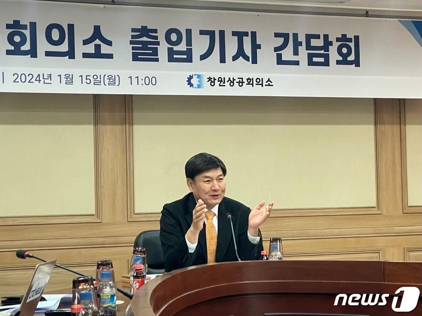 본문 이미지 - 최재호 창원상공회의소 회장이 15일 창원상의에서 열린 취임 한 달 기자간담회에서 취재진의 질문에 답하고 있다.2024.1.15/뉴스1 강정태 기자