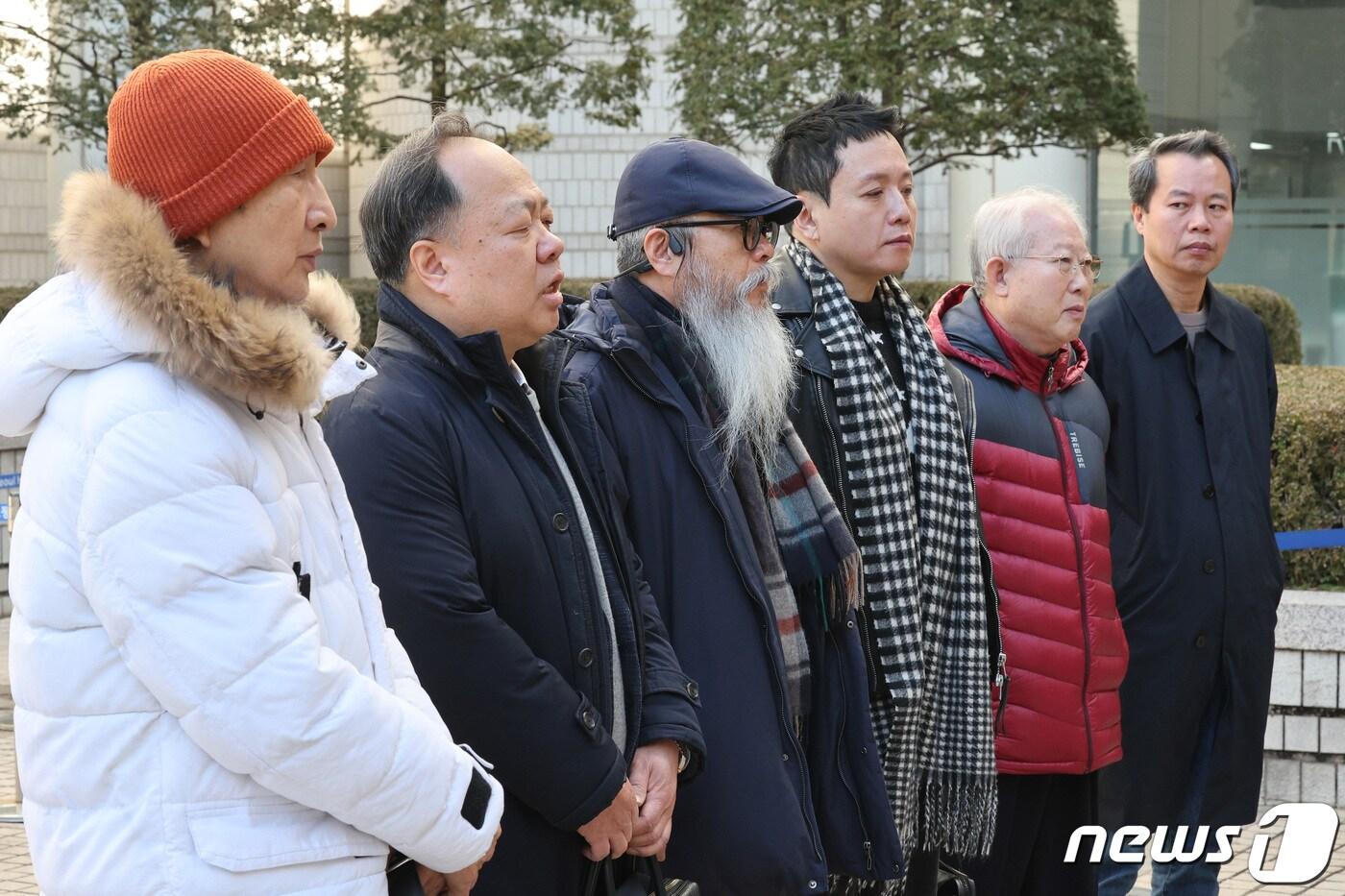 고(故) 이예람 중사의 아버지 이주완씨(왼쪽 세 번째)가 15일 서울 서초구 서울중앙지법원에서 열린 위계공무집행방해 공판 선고를 마친 후 입장을 밝히고 있다. 2024.1.15/뉴스1 ⓒ News1 신웅수 기자